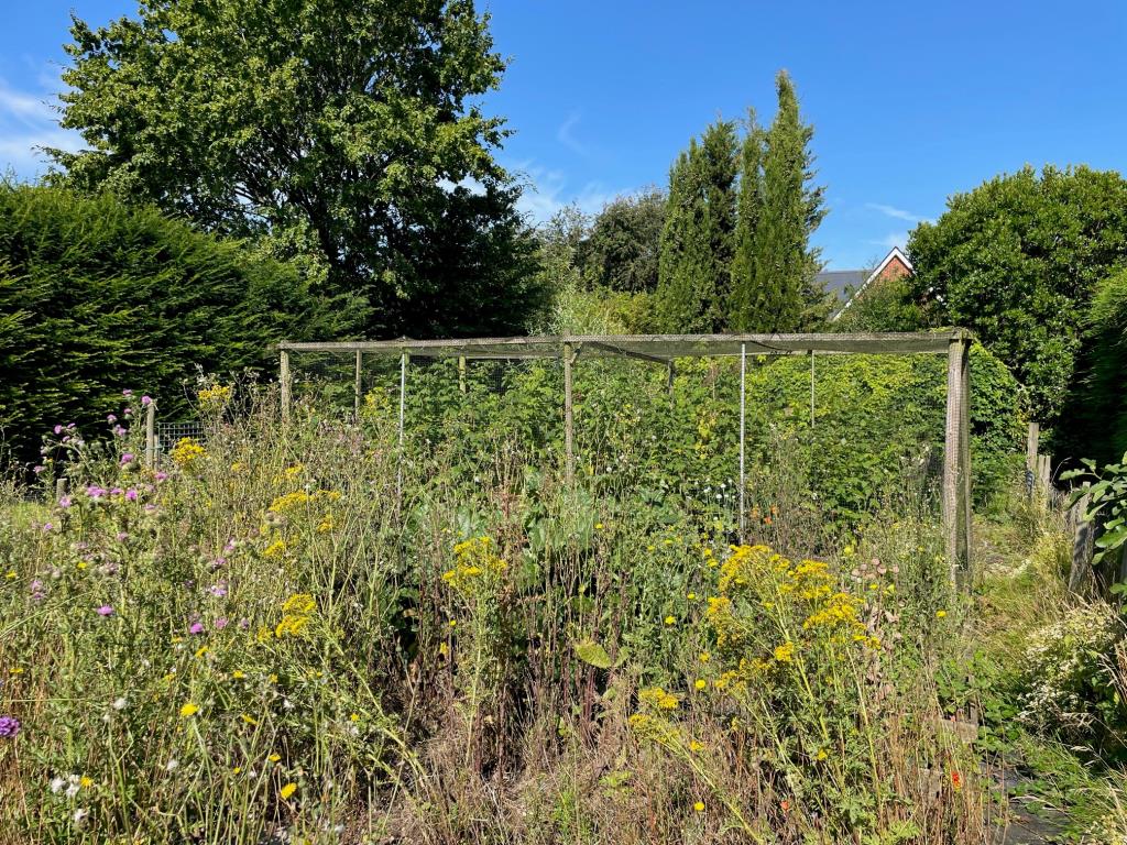 Lot: 142 - TWO ADJACENT PROPERTIES IN OVER ONE ACRE PLOT WITH POTENTIAL - Area of Garden at The Silver Spray